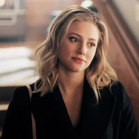 Lili Reinhart 