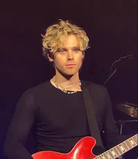 5sos - luke hemmings