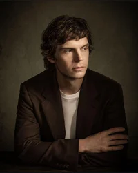 Evan Peters 
