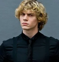 Evan Peters 