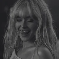 02 Sabrina Carpenter