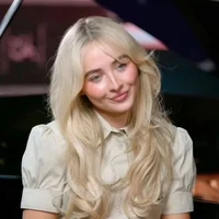 01 Sabrina Carpenter