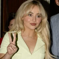 01 Sabrina Carpenter