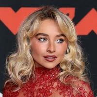 01 Sabrina Carpenter