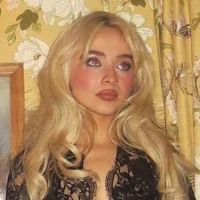 01 Sabrina Carpenter