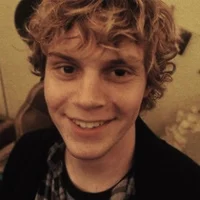 Evan Peters 