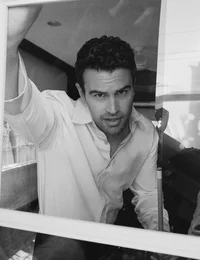 Theo James 
