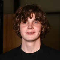 Evan Peters 