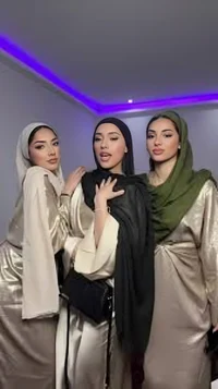 Hijabi sisters 