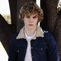Evan Peters 
