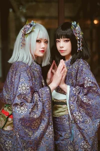 Cosplayer Twins