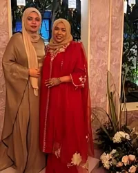 2 hijabi aunties 