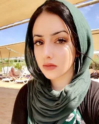 Hijabi ballbust Aida