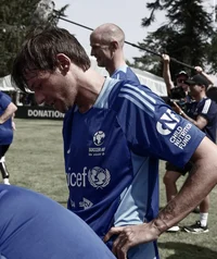 louis tomlinson - 25