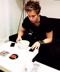 luke hemmings - 2013