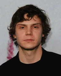 Evan Peters 