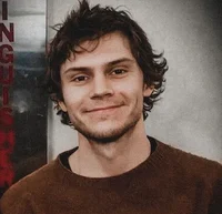 Evan Peters 