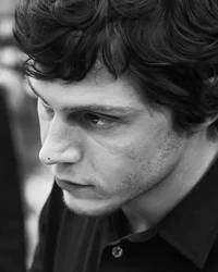 Evan Peters 