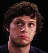 Evan Peters 