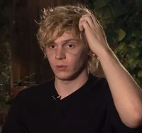 Evan Peters 