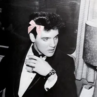 04- ELVIS PRESLEY 