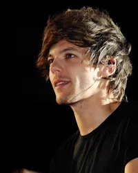 Louis Tomlinson uni