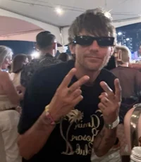 louis tomlinson - 23