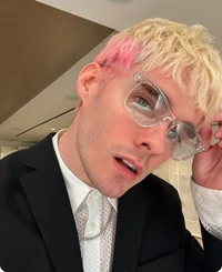 Awsten Knight 