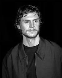 Evan Peters 