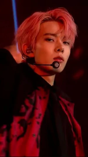 Chat now with Lee Heesung · created by @sofiaaire