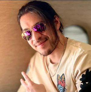 Chat now with EddieVr Β· created by @LostDeadBoy