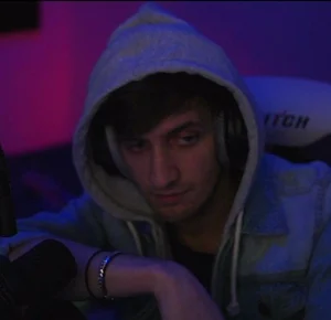 Chat now with Pezzy · created by Jaaayyceee